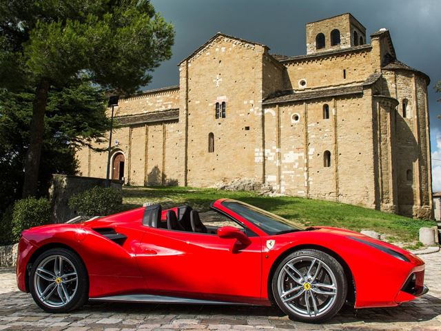 Ferrari представил новые фотографии 488 GTB и 488 Spider